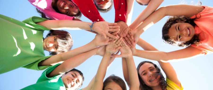 Familias y niños disfrutando del campus deportivo de verano Arena Alicante